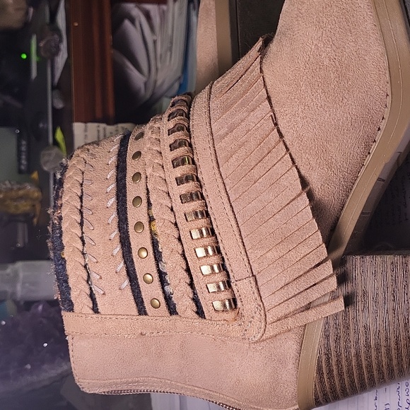 Zipper back tan suede ankle boots - Mudd brand - 7 1/2 - Picture 5 of 6